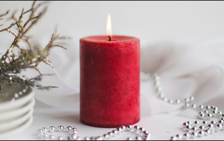 Para este ritual es necesario una vela roja, una cinta dorada y una copa de licor. UNSPLASH/Sixteen Miles Out