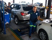 Durante la inspección, se evalúa la emisión de gases contaminantes, lo que contribuye a la protección del aire y la calidad del medio ambiente. EL INFORMADOR / A. Navarro