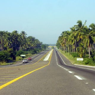 ¿Cuánto tiempo se hace de Guadalajara a Manzanillo en carro?