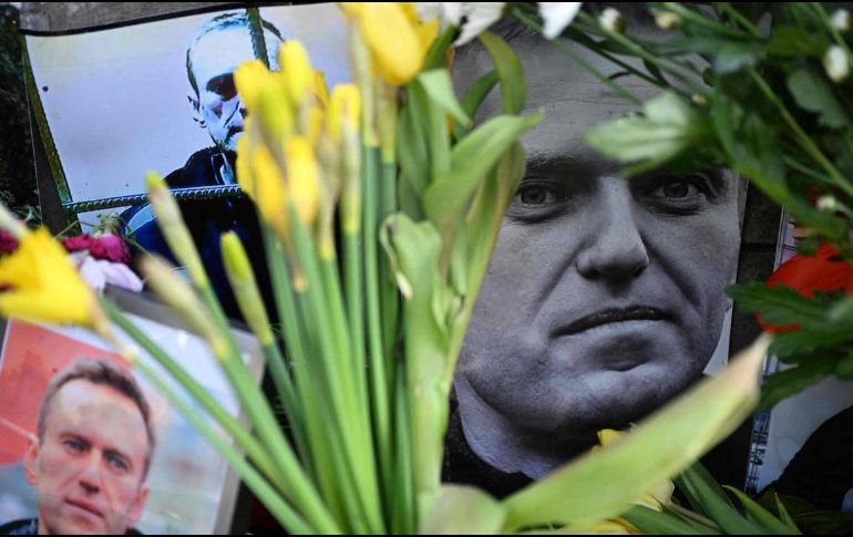 Los moscovitas también pidieron perdón a los padres de Navalny, cuando estos abandonaban la iglesia tras el velatorio. AFP / ARCHIVO