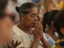 Esta oración es una tradición entre los católicos, sobre todo entre las personas adultas mayores al comerzar cada mes, como hoy, que inciia marzo. EL INFORMADOR / ARCHIVO