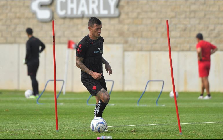 El mediocampista rojinegro se anticipaba que regresaría en marzo, sin embargo, Lozano tuvo molestias en la rodilla debido a un clavo que le colocaron durante la operación anterior, lo que requirió su extracción. IMAGO7