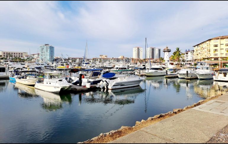 El tianguis cultural más grande de Puerto Vallarta se instala todos los jueves, de octubre a abril, en la zona de Marina. EL INFORMADOR / O. Álvarez
