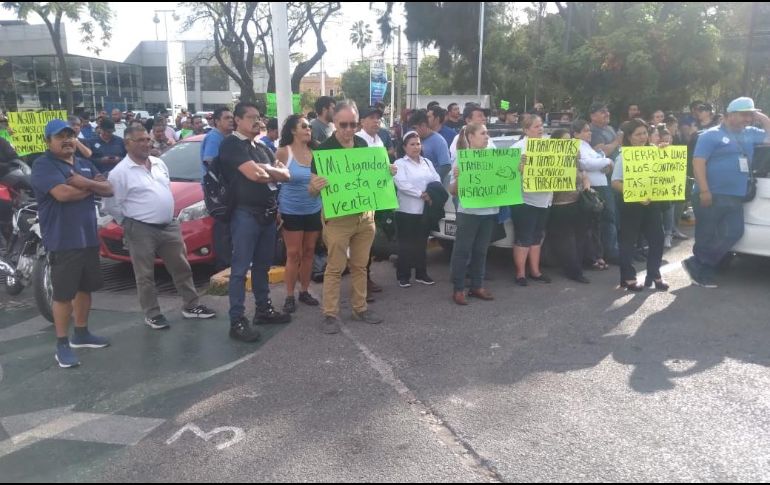 Alrededor de 900 trabajadores se manifestaron ayer afuera de las instalaciones del Sistema Intermunicipal de los Servicios de Agua Potable y Alcantarillado (SIAPA). CORTESÍA.