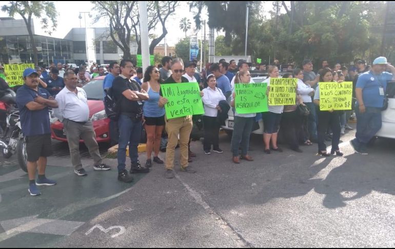 Los sindicalizados protestaron en las instalaciones centrales del SIAPA, y después se trasladaron al Palacio de Gobierno. ESPECIAL