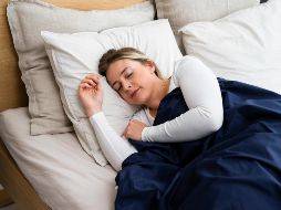 Los adultos deben de dormir entre 7 y 9 horas cada noche. UNSPLASH/Slaapwijsheid.nl