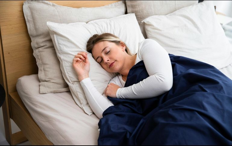 Los adultos deben de dormir entre 7 y 9 horas cada noche. UNSPLASH/Slaapwijsheid.nl