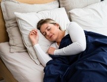 Los adultos deben de dormir entre 7 y 9 horas cada noche. UNSPLASH/Slaapwijsheid.nl