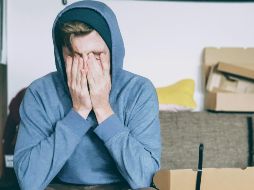 La aparición de las ojeras es un muy común; pueden salir por cansancio o a causa de la falta de sueño. ESPECIAL / Foto de Christian Erfurt en Unsplash