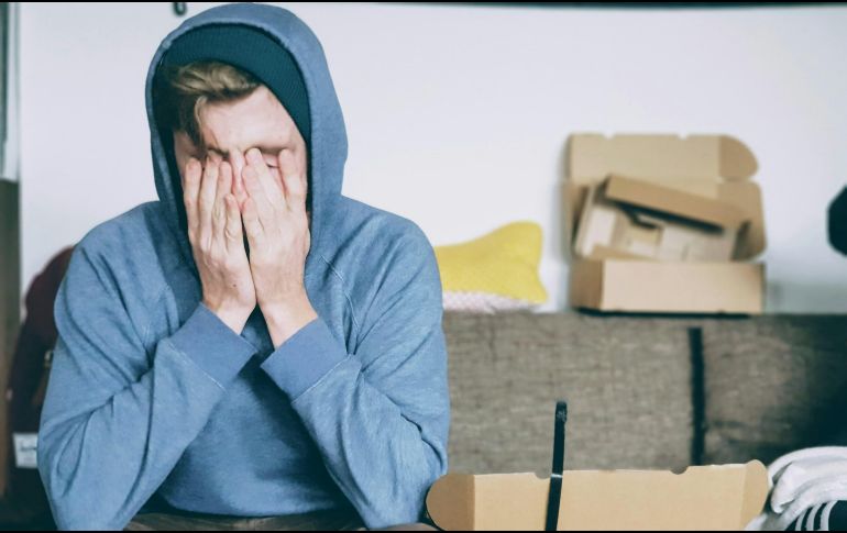 La aparición de las ojeras es un muy común; pueden salir por cansancio o a causa de la falta de sueño. ESPECIAL / Foto de Christian Erfurt en Unsplash