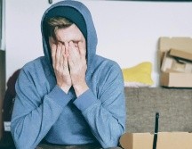 La aparición de las ojeras es un muy común; pueden salir por cansancio o a causa de la falta de sueño. ESPECIAL / Foto de Christian Erfurt en Unsplash