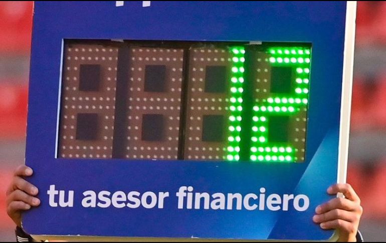 En medio de la polémica suscitada por la posible introducción de una tarjeta azul, que signifique la expulsión temporal de un jugador, la IFAB decidió no entrar en polémica con la FIFA. IMAGO7