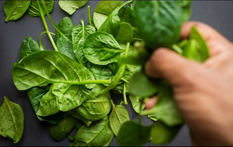Espinacas, uno de los alimentos que más potasio ofrecen. ESPECIAL / Foto de Louis Hansel en Unsplash