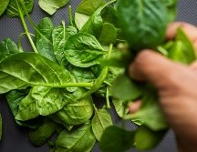 Espinacas, uno de los alimentos que más potasio ofrecen. ESPECIAL / Foto de Louis Hansel en Unsplash