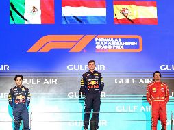 El neerlandés Max Verstappen ganó la primera carrera de la temporada, seguido del mexicano Checo Pérez, y del español de Ferrari Carlos Sainz. EFE / A. Haider
