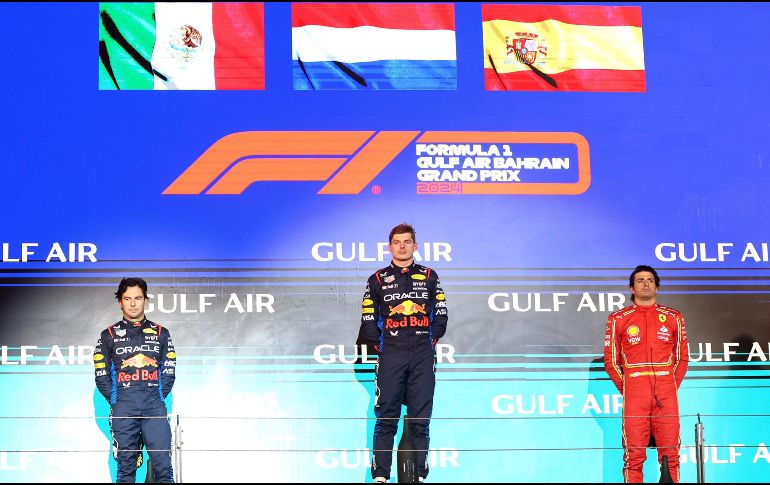 El neerlandés Max Verstappen ganó la primera carrera de la temporada, seguido del mexicano Checo Pérez, y del español de Ferrari Carlos Sainz. EFE / A. Haider