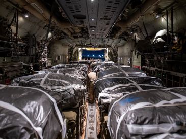 Estados Unidos lanzó provisiones alimentarias sobre la Franja de Gaza como parte de una operación de ayuda humanitaria urgente. EFE/ Fuerza Aérea de los Estados Unidos