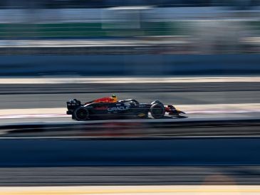 Sergio "Checo" Pérez se quedó con el segundo lugar en el Gran Premio de Bahréin. EFE/ A. HAIDER.