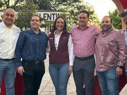 Juan David García Camarena, (a la izquierda de Laura Imelda Pérez) se desempeñó como Subprocurador de la Defensora Pública de la Procuraduría Social del Estado de Jalisco, cargo que dejó a el primero de marzo.CORTESÍA.