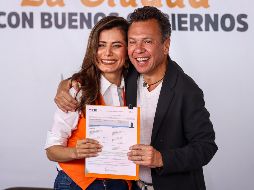 El coordinador estatal naranja, Manuel Romo, entregó a Verónica la constancia que la acredita para participar en el proceso electoral. EL INFORMADOR / H. Figueroa