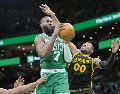 Jaylen Brown (#7) lideró la tormenta anotadora de los Celtics. AP