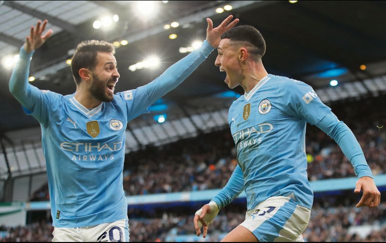 Phil Foden (der.) apareció en un par de ocasiones para guiar al City a la victoria y mantenerlo a un punto del liderato en la Premier. EFE