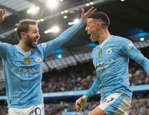 Phil Foden (der.) apareció en un par de ocasiones para guiar al City a la victoria y mantenerlo a un punto del liderato en la Premier. EFE