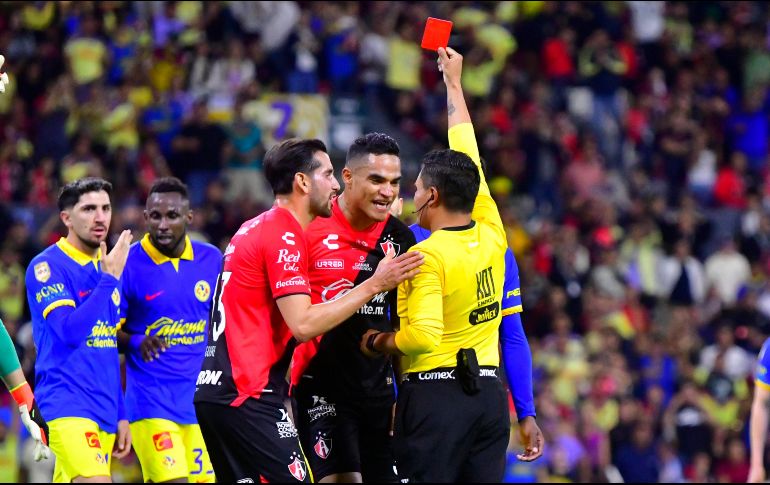 Aunque la jugada fue revisada por el VAR, el silbante no hizo cambio alguno. IMAGO7