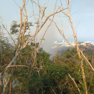 Continúan los labores para sofocar dos incendios en Acapulco