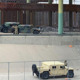 Tras caer desde el muro fronterizo entre EU y México, once personas resultaron heridas