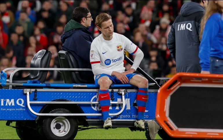 Frenkie de Jong al momento de retirarse del campo del estadio de San Mamés. EFE/M. Toña