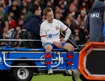 Frenkie de Jong al momento de retirarse del campo del estadio de San Mamés. EFE/M. Toña