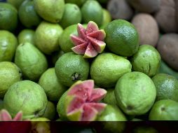 La guayaba es una de las frutas favoritas de muchos por su sabor fresco y singular aroma. EFE / ARCHIVO