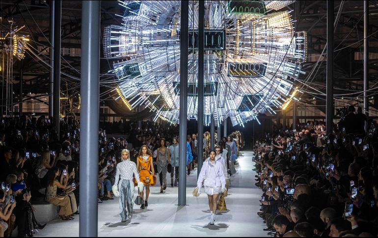 Louis Vuitton cerró con la colección femenina de la temporada otoño-invierno 2024-25. EFE. C.Petit