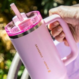 Se revende vaso Stanley rosa de Starbucks por casi 4 mil pesos