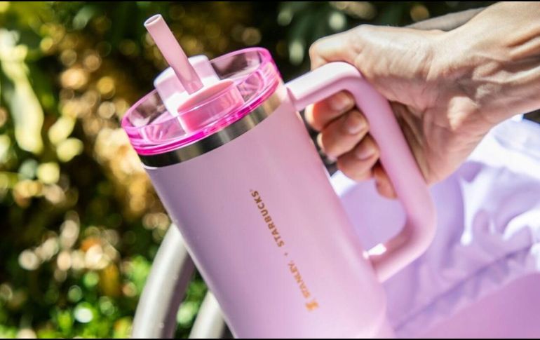 El vaso de Starbucks ocasiono que se formaran largas filas y disputas por conseguirlo. INSTAGRAM/@starbucksmex