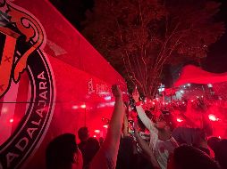 Esta noche los aficionados del Guadalajara acudieron al hotel de concentración del equipo tapatío para realizar la ya tradicional serenata en apoyo al conjunto rojiblanco. EL INFORMADOR/ D. Reos.