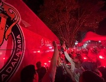 Esta noche los aficionados del Guadalajara acudieron al hotel de concentración del equipo tapatío para realizar la ya tradicional serenata en apoyo al conjunto rojiblanco. EL INFORMADOR/ D. Reos.