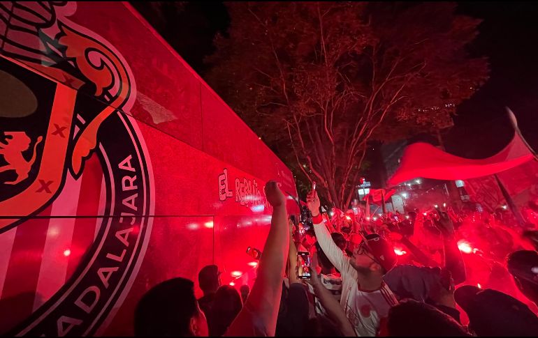 Esta noche los aficionados del Guadalajara acudieron al hotel de concentración del equipo tapatío para realizar la ya tradicional serenata en apoyo al conjunto rojiblanco. EL INFORMADOR/ D. Reos.