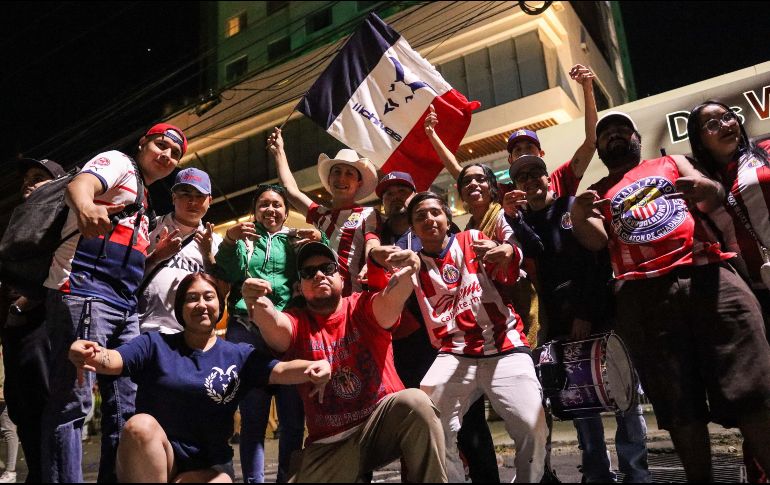 Esta noche los aficionados del Guadalajara acudieron al hotel de concentración del equipo tapatío para realizar la ya tradicional serenata en apoyo al conjunto rojiblanco. EL INFORMADOR/ H. Figueroa.
