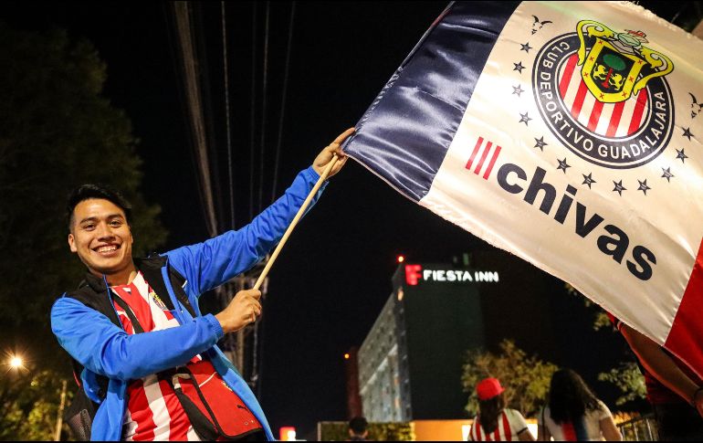 Esta noche los aficionados del Guadalajara acudieron al hotel de concentración del equipo tapatío para realizar la ya tradicional serenata en apoyo al conjunto rojiblanco. EL INFORMADOR/ H. Figueroa.