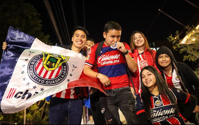 Esta noche los aficionados del Guadalajara acudieron al hotel de concentración del equipo tapatío para realizar la ya tradicional serenata en apoyo al conjunto rojiblanco. EL INFORMADOR/ H. Figueroa.