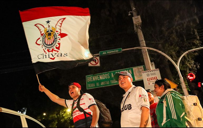 Esta noche los aficionados del Guadalajara acudieron al hotel de concentración del equipo tapatío para realizar la ya tradicional serenata en apoyo al conjunto rojiblanco. EL INFORMADOR/ H. Figueroa.