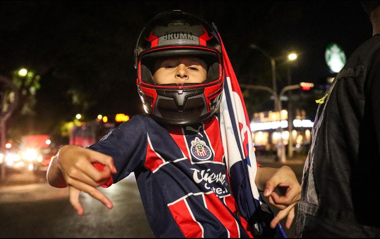 Esta noche los aficionados del Guadalajara acudieron al hotel de concentración del equipo tapatío para realizar la ya tradicional serenata en apoyo al conjunto rojiblanco. EL INFORMADOR/ H. Figueroa.