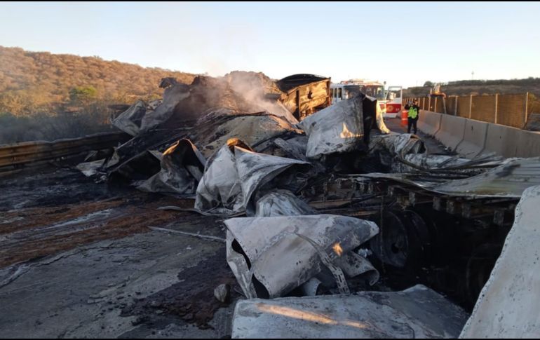 Debido al choque de los vehículos pesados, se registró un incendio lo que provocó el cierre total de ambos carriles de la vialidad. ESPECIAL / UEPCBJ