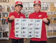 Los niños gritones de la Lotería Nacional muestran los billetes con los rostros de las escritoras contemporáneas celebradas. ESPECIAL / LOTERÍA NACIONAL