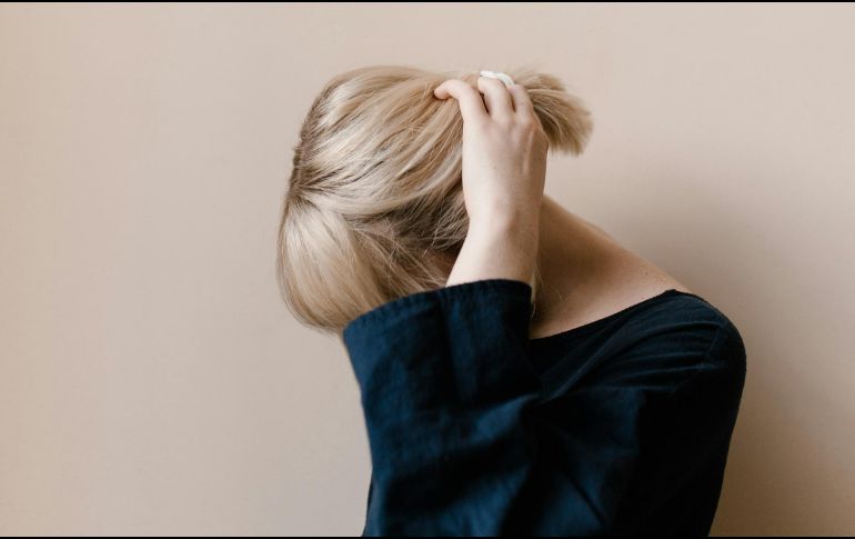 No todos los casos de caspa requieren un tratamiento médico; sin embargo, si la afección no mejora con el uso regular de un shampoo anticaspa, se debe acudir con un dermatólogo. ESPECIAL / Foto de Andrew Neel en Unsplash