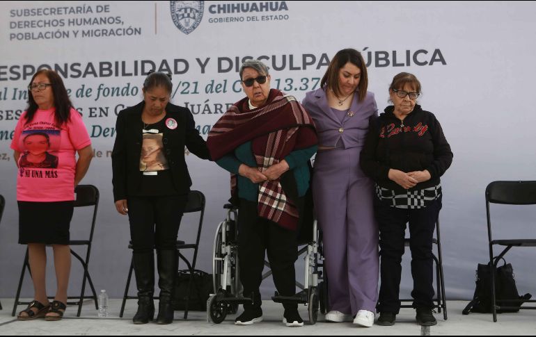 Autoridades de seguridad y familiares de víctimas de personas desaparecidas y asesinadas, participan en un acto publico de disculpas del gobierno federal, este miércoles en Ciudad Juárez. SUN/C. Torres.