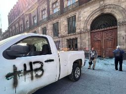 Durante la mañanera del 6 de febrero, normalistas derribaron una puerta de Palacio Nacional. SUN/I. Montaño