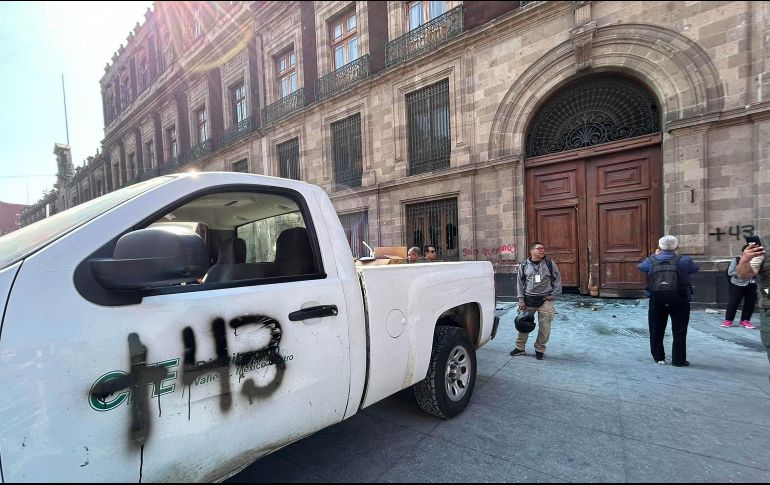 Durante la mañanera del 6 de febrero, normalistas derribaron una puerta de Palacio Nacional. SUN/I. Montaño